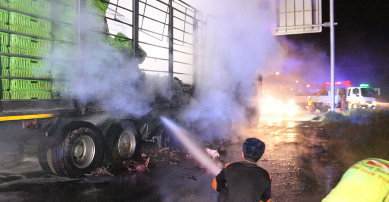 เทรลเลอร์ชนรถขนไก่ไฟลุก 