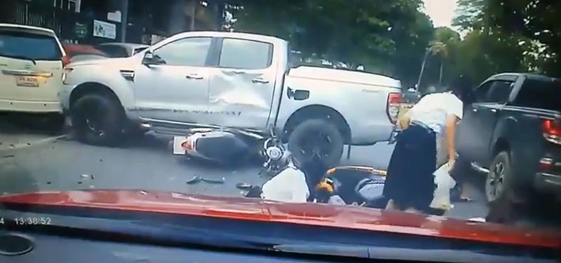 รถกระบะแหกโค้ง