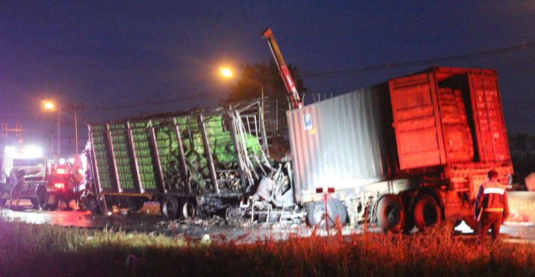 เทรลเลอร์ชนรถขนไก่ไฟลุก 