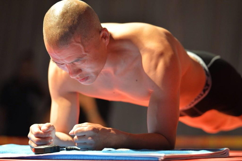 ตำรวจจีนสุดแกร่ง ทุบสถิติทำท่า Plank Pose นานสุดในโลก
