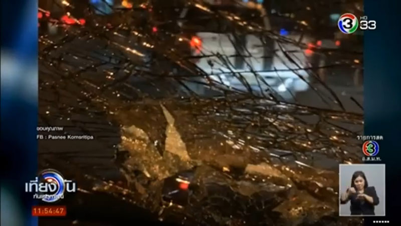 กระบะขับชนรถเบนซ์