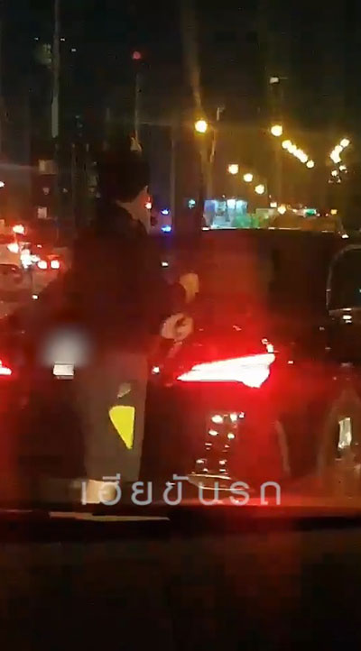 กระบะขับชนรถเบนซ์