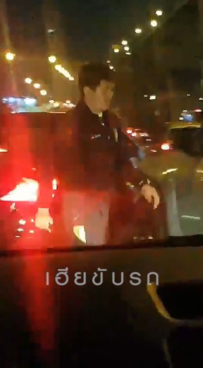 กระบะขับชนรถเบนซ์