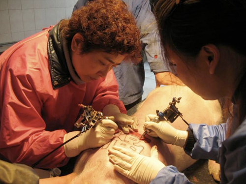  ศิลปะสุดโต่ง ศิลปินเบลเยียมสักลายบนตัวหมู ก่อนถลกหนังขายเป็นของสะสม 