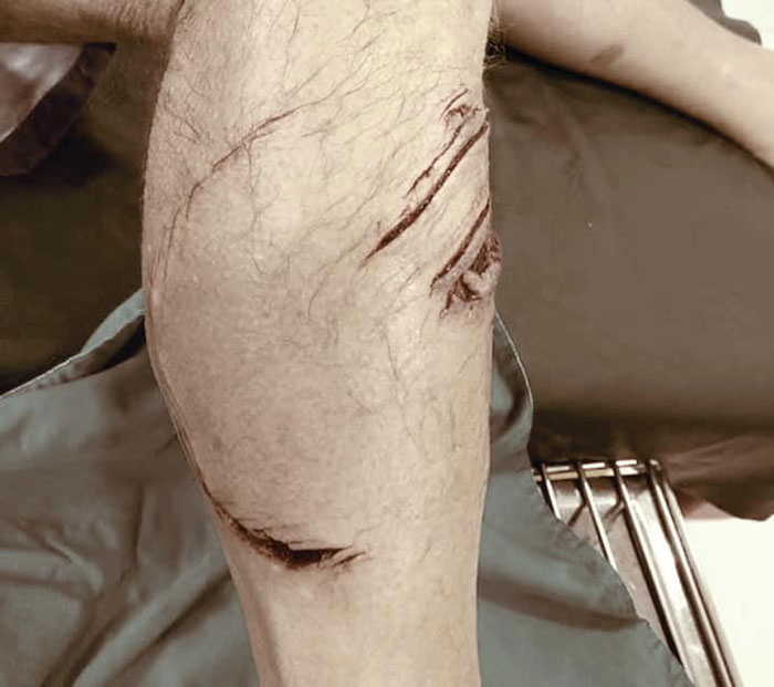 นักท่องเที่ยวลงเล่นน้ำหาดนางทอง 