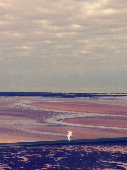 เป็นงง นักบินอวกาศโผล่เดินเตร่ที่ชายหาดในอังกฤษ