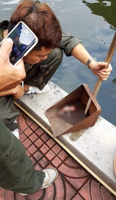 ศพทารกถูกทิ้งลอยน้ำ