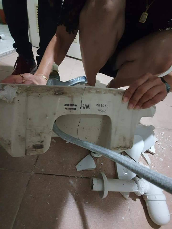 สาวโวยอ่างล้างหน้าตกใส่เท้า 