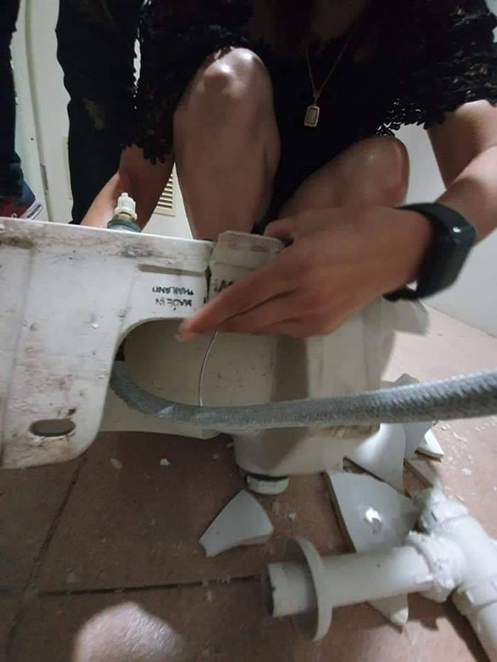 สาวโวยอ่างล้างหน้าตกใส่เท้า 