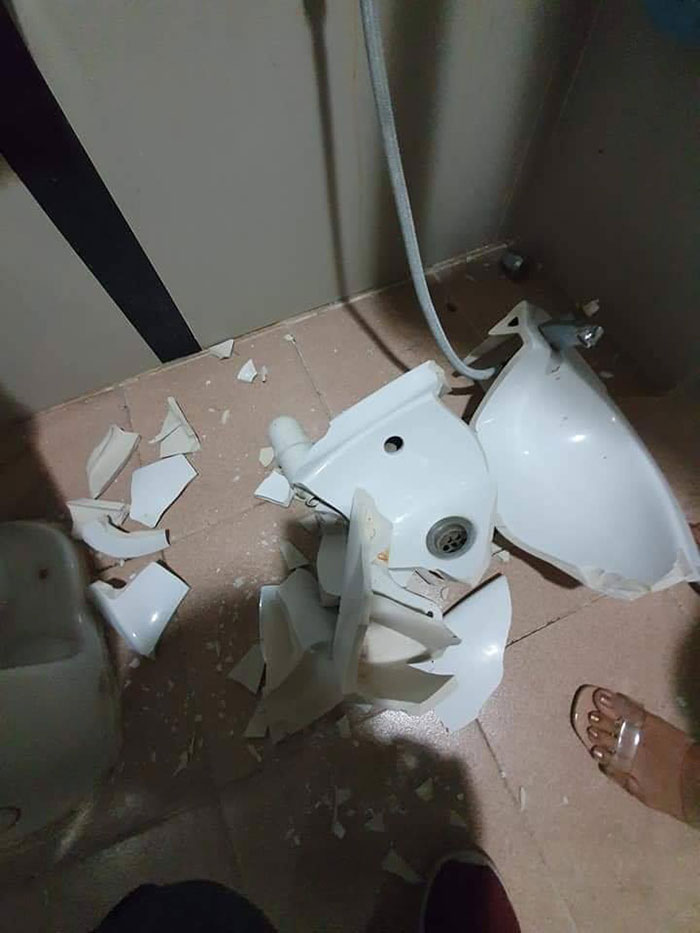 สาวโวยอ่างล้างหน้าตกใส่เท้า 