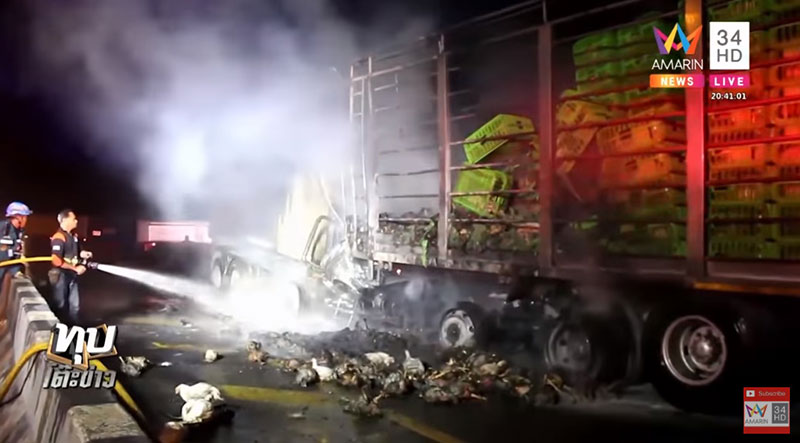 เทรลเลอร์ชนรถขนไก่ไฟลุก 