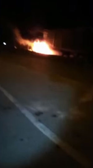 เทรลเลอร์ชนรถขนไก่ไฟลุก 