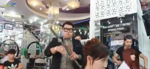 หวาดเสียวจริง ช่างตัดผมเวียดนามควงกระบี่ตัดผม