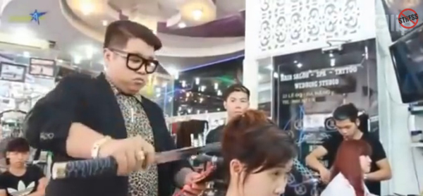 หวาดเสียวจริง ช่างตัดผมเวียดนามควงกระบี่ตัดผม