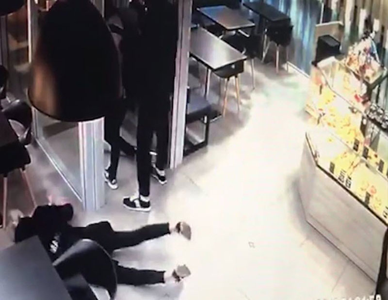 แก๊งวัยรุ่น 7 คน ชกสลบเหมือด