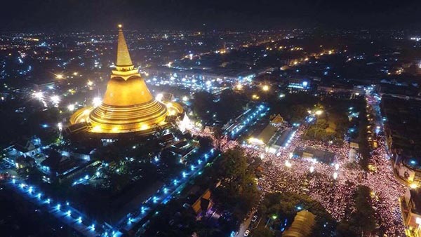 นครปฐมร่วมจุดเทียนหน้าองค์พระปฐมเจดีย์