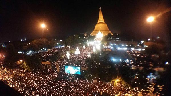 นครปฐมร่วมจุดเทียนหน้าองค์พระปฐมเจดีย์