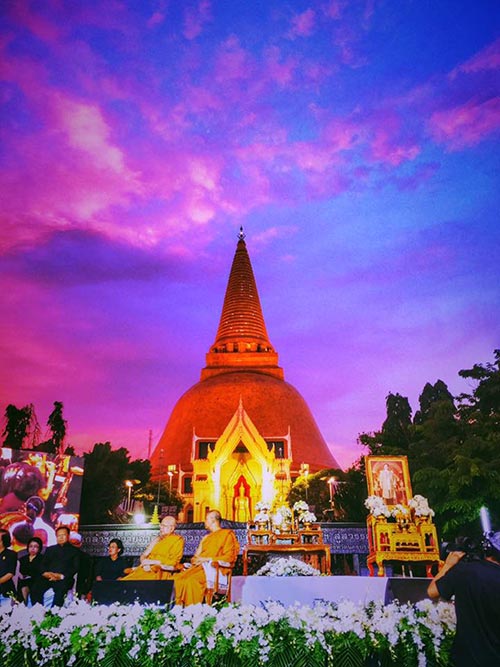 นครปฐมร่วมจุดเทียนหน้าองค์พระปฐมเจดีย์