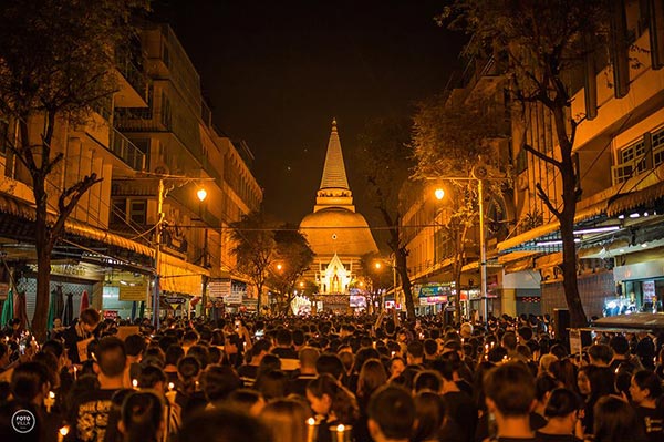 นครปฐมร่วมจุดเทียนหน้าองค์พระปฐมเจดีย์