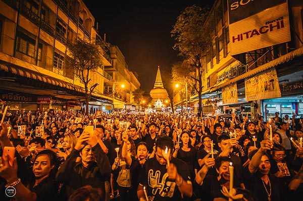 นครปฐมร่วมจุดเทียนหน้าองค์พระปฐมเจดีย์