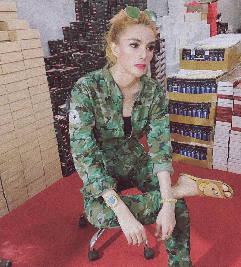 ราชินี บาร์เรียขายครื่องสำอางเถื่อน