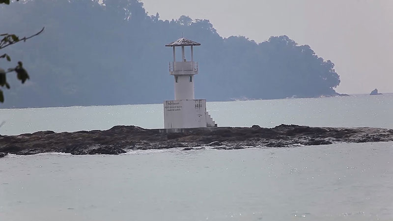 นักท่องเที่ยวลงเล่นน้ำหาดนางทอง 