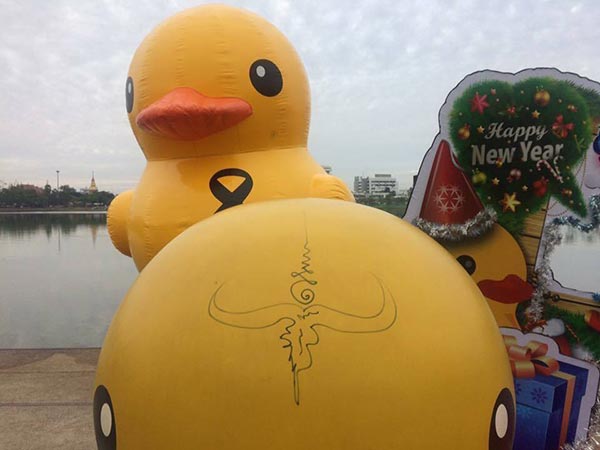 ชายมือบอน