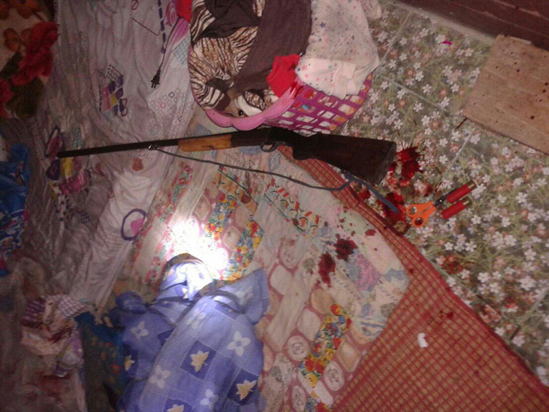 พ่อคว้าปืนลูกซองยิง 2 ลูกน้อย