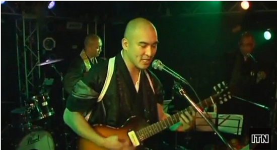 บาทหลวง-พระญี่ปุ่น ตั้งวงร็อก เผยแพร่คำสอนในหมู่วัยรุ่น