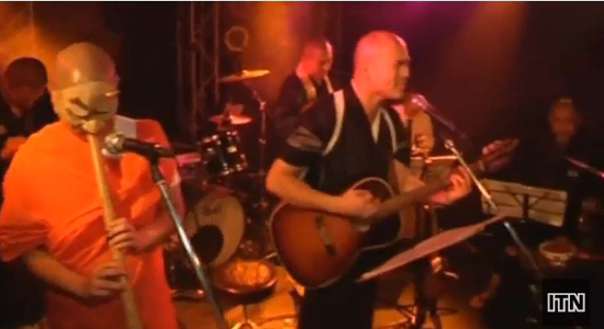  บาทหลวง-พระญี่ปุ่น ตั้งวงร็อก เผยแพร่คำสอนในหมู่วัยรุ่น