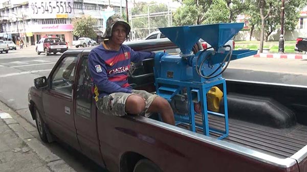 ชาวนาสุรินทร์แห่ซื้อเครื่องสีข้าว 