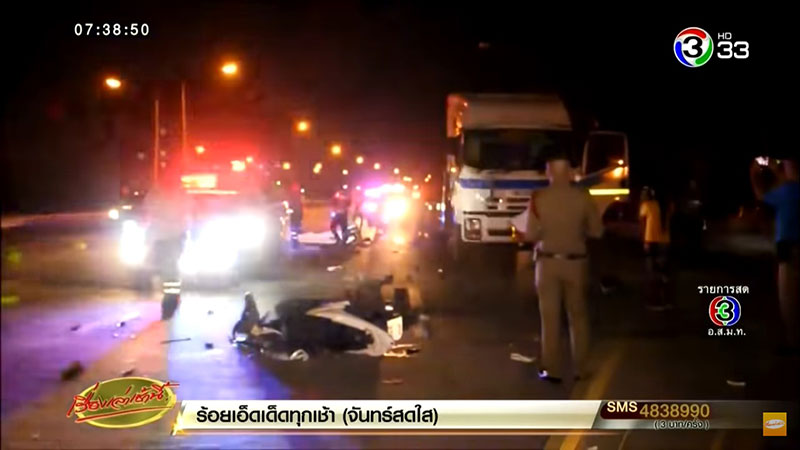 นักศึกษาสาวขี่มอเตอร์ไซค์