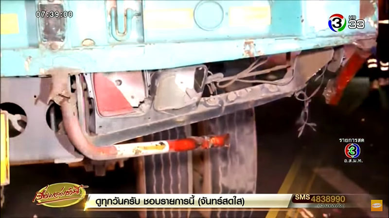 นักศึกษาสาวขี่มอเตอร์ไซค์