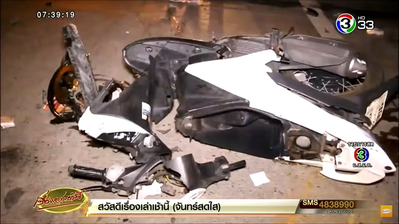 นักศึกษาสาวขี่มอเตอร์ไซค์