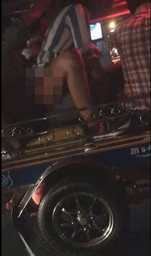 เซ็กส์กันบนรถตุ๊กตุ๊ก 