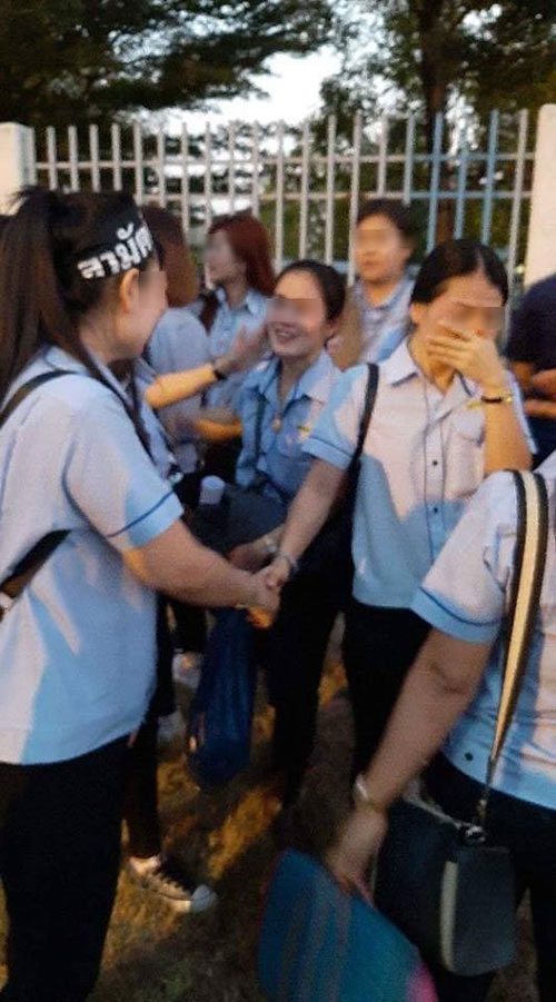 แรงงานชูป้ายประท้วง