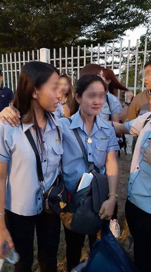 แรงงานชูป้ายประท้วง