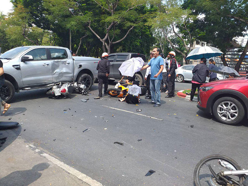 รถกระบะแหกโค้ง