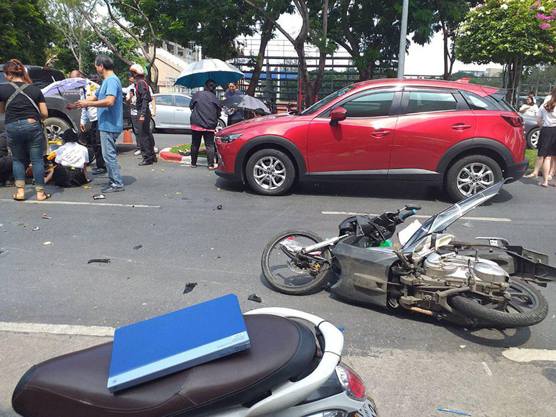 รถกระบะแหกโค้ง