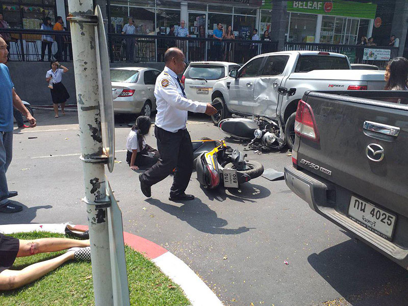 รถกระบะแหกโค้ง