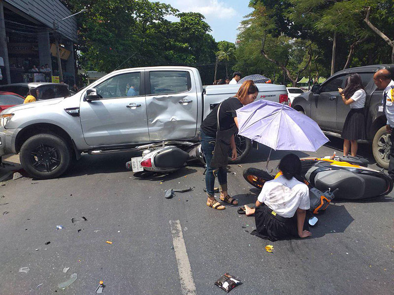 รถกระบะแหกโค้ง