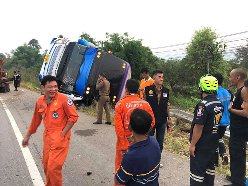 รถบัสทัศนศึกษาหลุดโค้ง