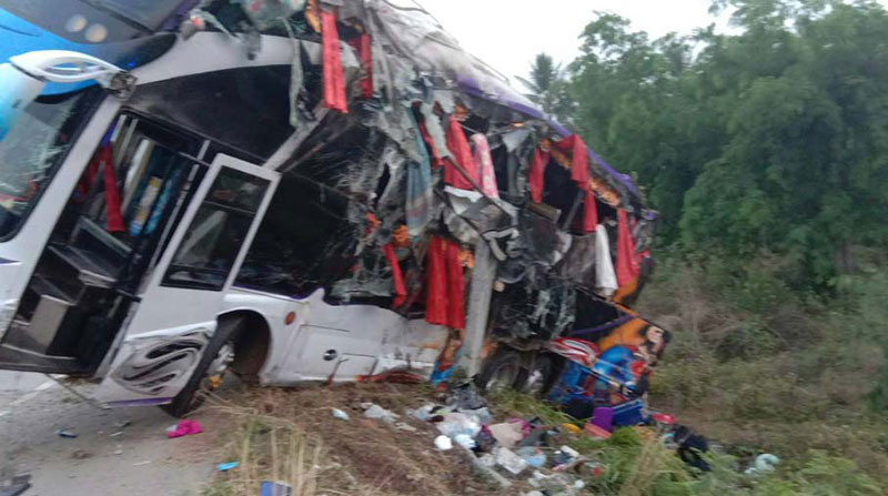 รถบัสทัศนศึกษาหลุดโค้ง