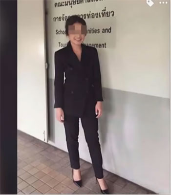 หนุ่มสวมชุดครุย