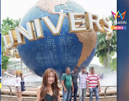 หนุ่มสวมชุดครุย