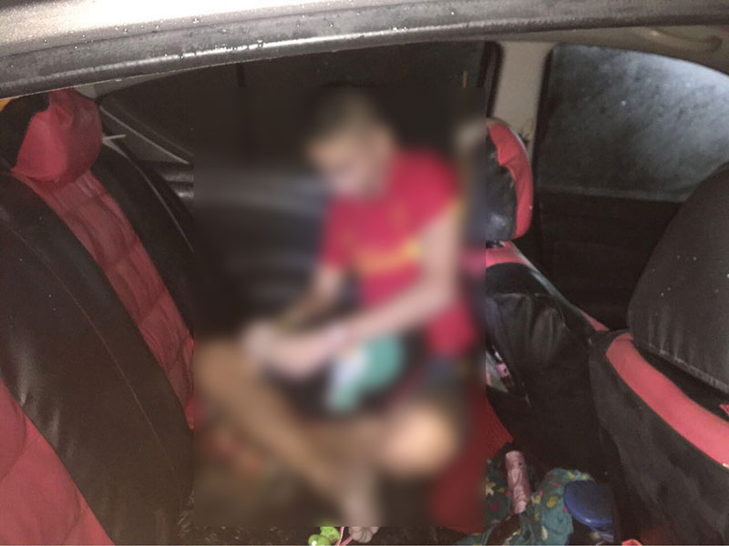 เก๋งพุ่งลงข้างทาง