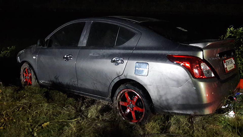 เก๋งพุ่งลงข้างทาง