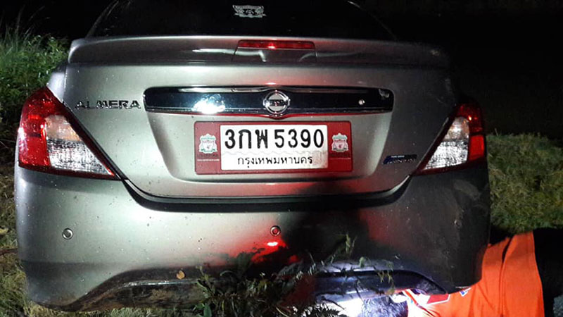 เก๋งพุ่งลงข้างทาง