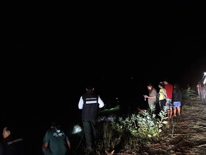 เก๋งพุ่งลงข้างทาง