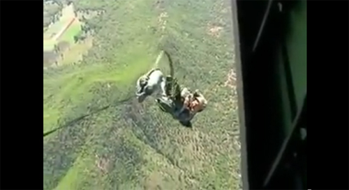 คลิปทหารไทยโดดร่ม แต่ร่มติดเครื่องบิน